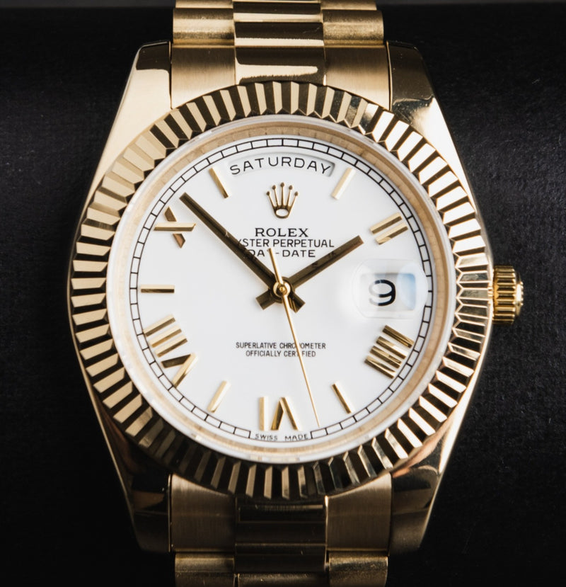 Rolex Day-Date 40mm Dourado, Mostrador Branco Luneta Canelada