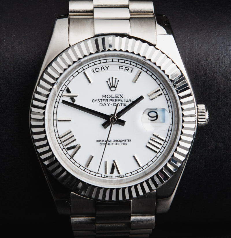 Rolex Day-Date 40mm Aço, Mostrador Branco Luneta Canelada