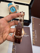 Patek Philippe Nautilus 39mm, Aço/Rose Mostrador Branco, Pulseira Couro