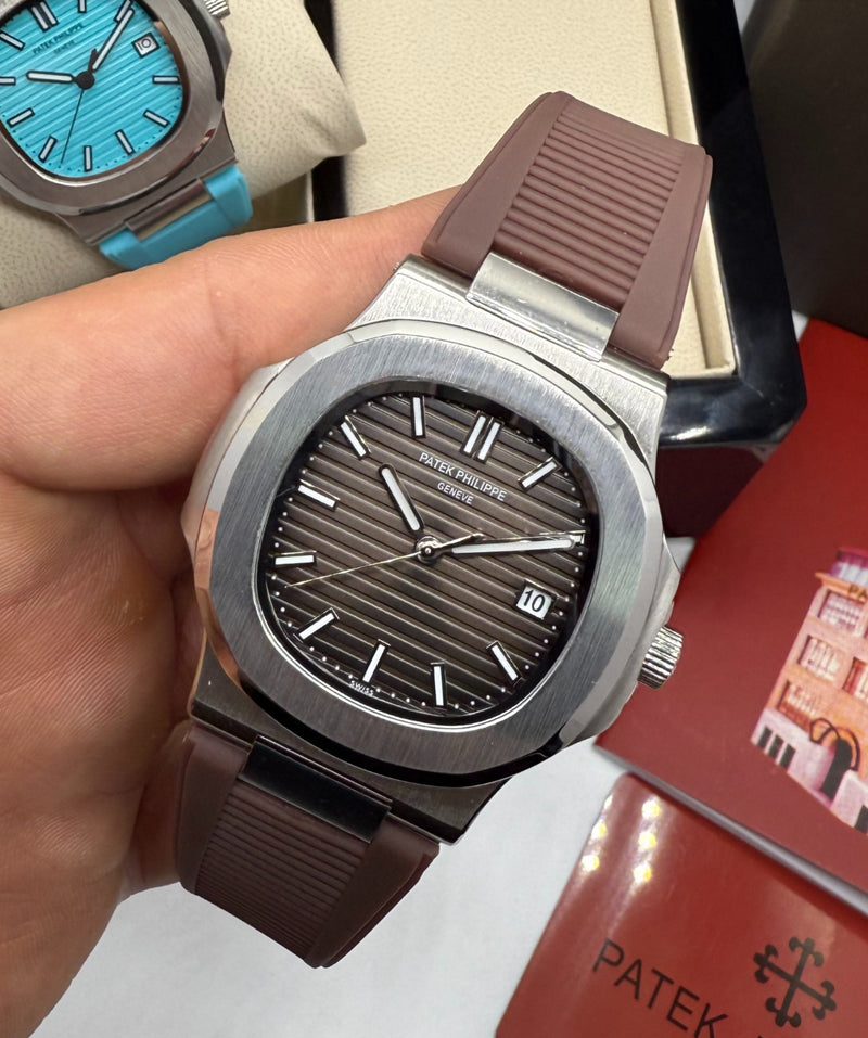 Patek Philippe Nautilus 39mm, Mostrador Marrom, Pulseira Borracha