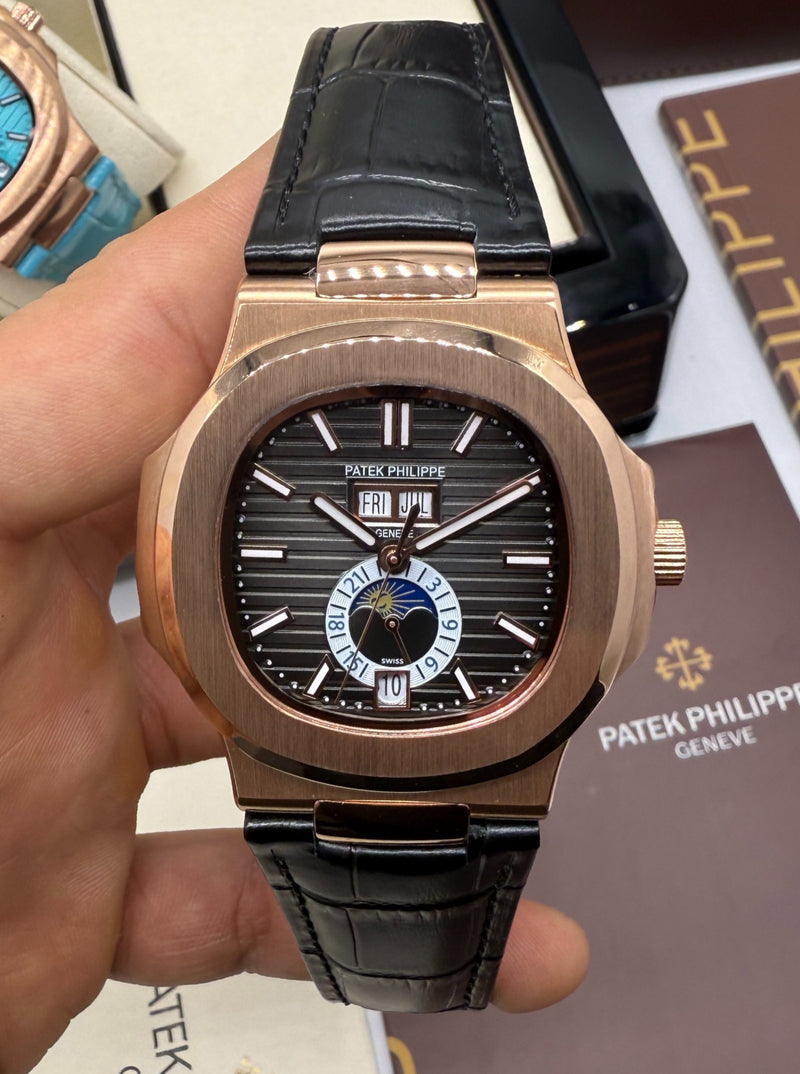 Patek Philippe Nautilus 39mm, Aço/Rose Mostrador Chumbo, Pulseira Couro