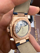 Patek Philippe Nautilus 39mm, Aço/Rose Mostrador Azul, Pulseira Couro