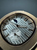 Patek Philippe Nautilus 39mm, Mostrador Branco, Pulseira Aço Rosê
