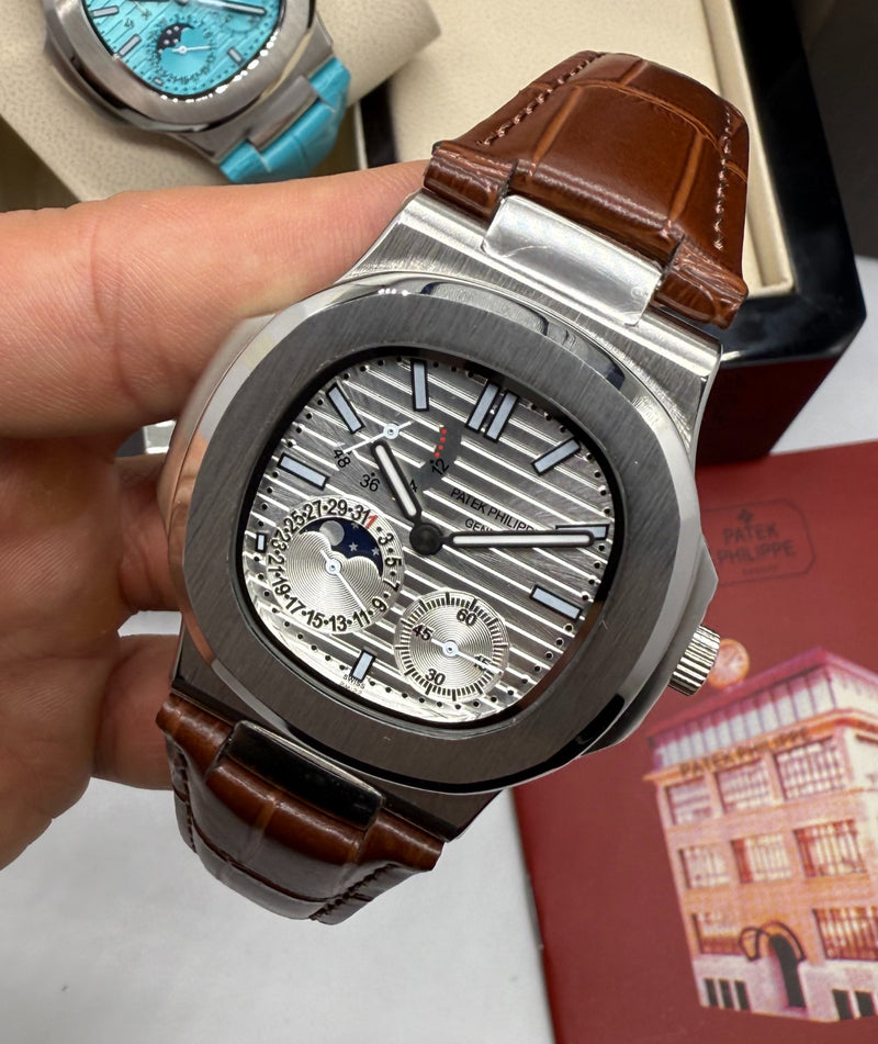 Patek Philippe Nautilus Fases da Lua 40mm, Aço, Mostrador Prata