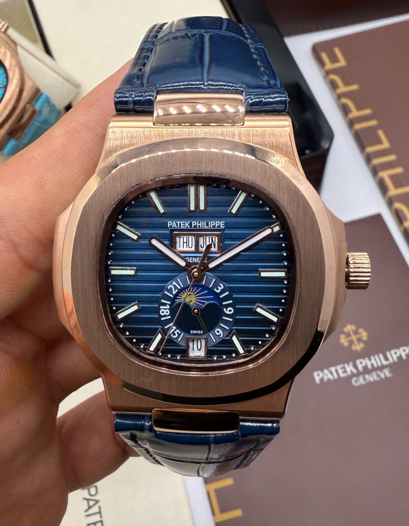Patek Philippe Nautilus 39mm, Aço/Rose Mostrador Azul, Pulseira Couro