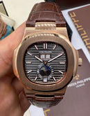 Patek Philippe Nautilus 39mm, Aço/Rose Mostrador Chumbo, Pulseira Couro
