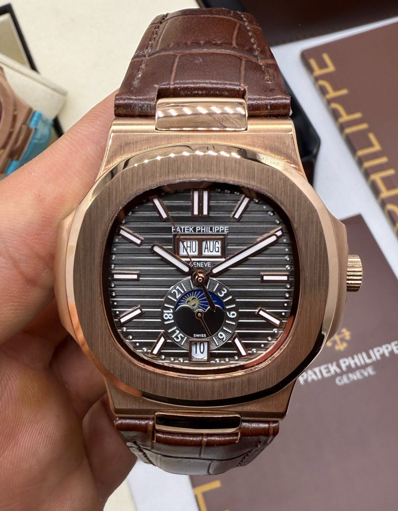 Patek Philippe Nautilus 39mm, Aço/Rose Mostrador Chumbo, Pulseira Couro