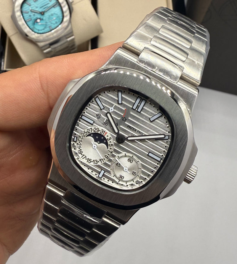 Patek Philippe Nautilus Fases da Lua 40mm, Aço, Mostrados Prata