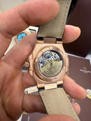 Patek Philippe Nautilus 39mm, Aço/Rose Mostrador Chumbo, Pulseira Couro