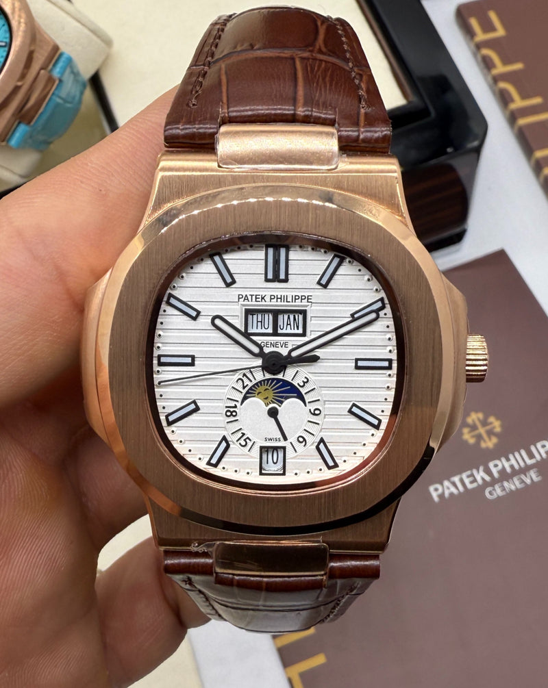 Patek Philippe Nautilus 39mm, Aço/Rose Mostrador Branco, Pulseira Couro