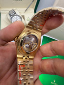 Rolex Oyster Perpetual Land‑Dweller 40mm Dourado, Mostrador Prata