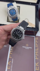 Patek Philippe Nautilus 39mm, Mostrador Preto, Pulseira Borracha