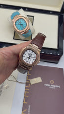 Patek Philippe Nautilus 39mm, Aço/Rose Mostrador Branco, Pulseira Couro